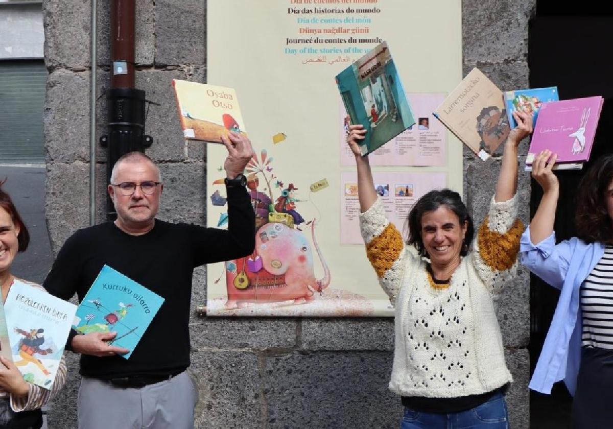 Representantes de Pil-Pilean, el Ayuntamiento y la Biblioteca, durante la presentación de la jornada.