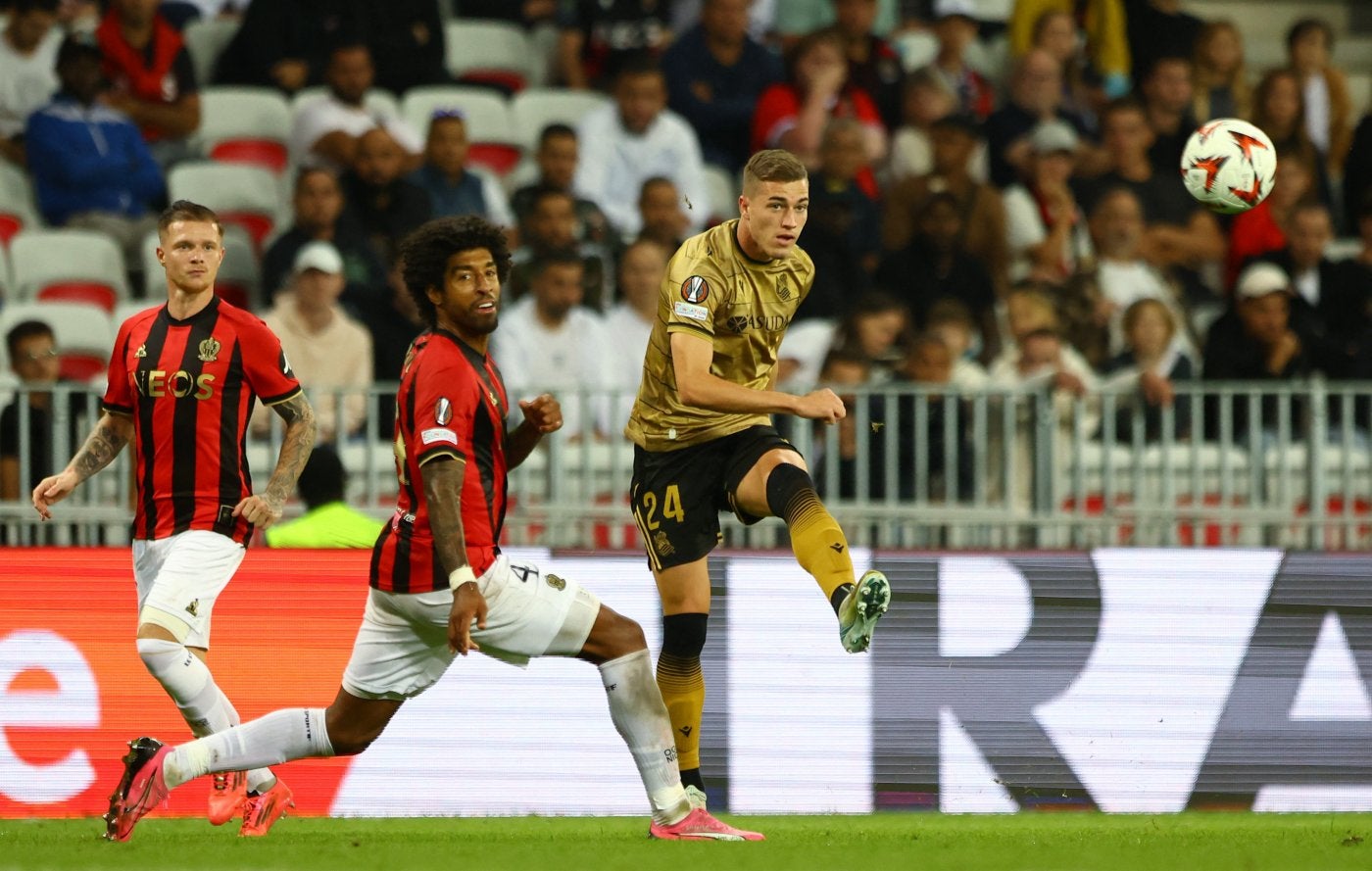 Sucic realiza un desplazamiento de balón ante la mirada de Dante y Bard, ayer en el Allianz Riviera.