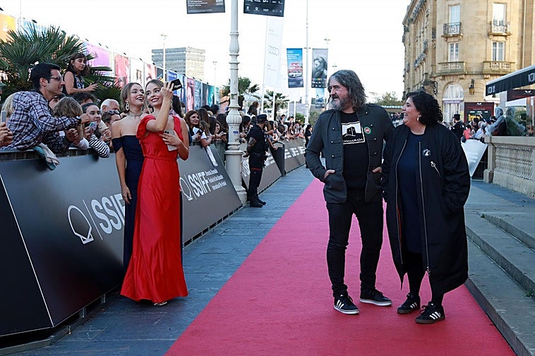 Dos estilos, dos generaciones: las hermanas Twin Melody, Aitana y Paula, y los componentes de Zea Mays Iñaki Imaz y Aiora Renteria, entran a la Gala del Cine Vasco.