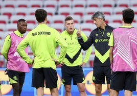Imanol Alguacil da instrucciones durante el entrenamiento de este martes en el Allianz Riviera de Niza.