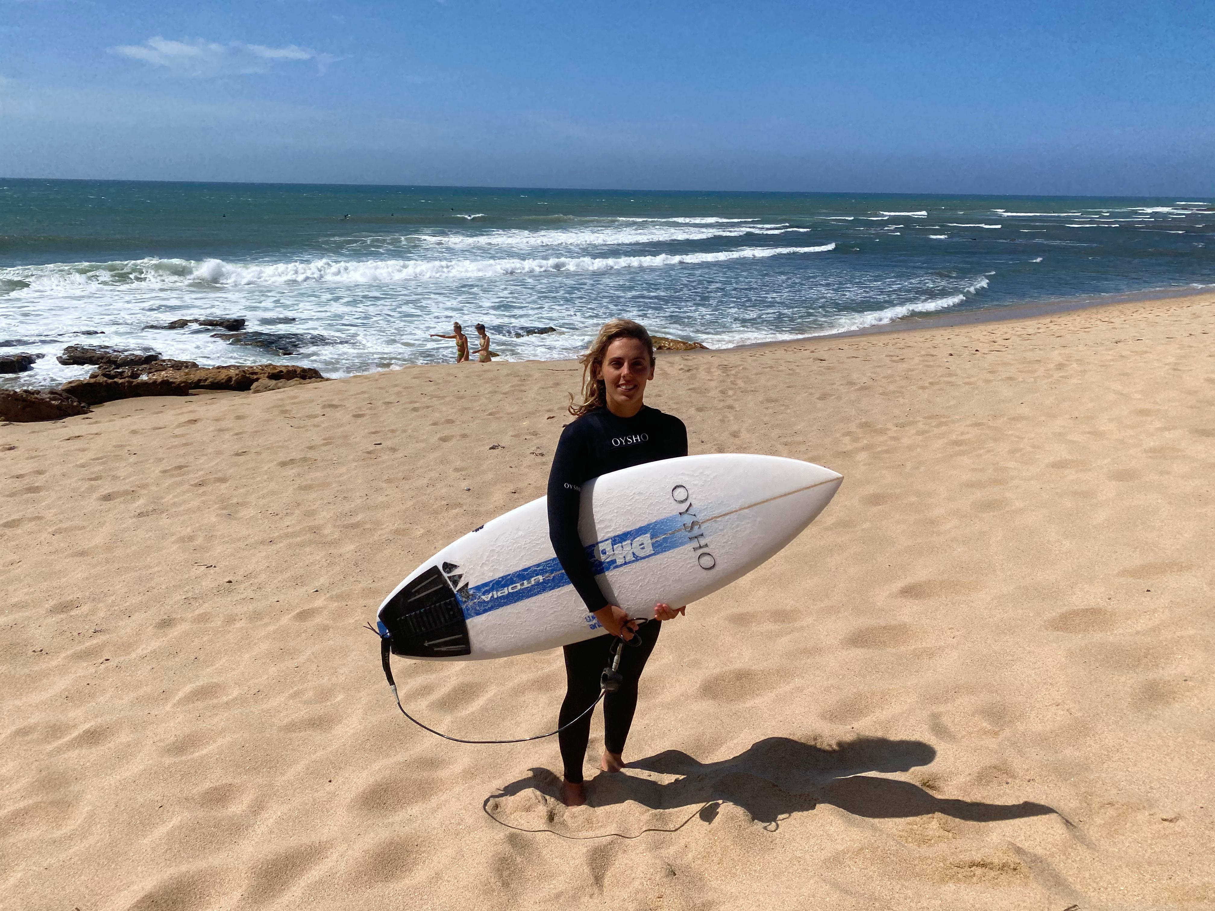 Nadia Erostarbe posa en la playa de Ericeira, en Portugal.