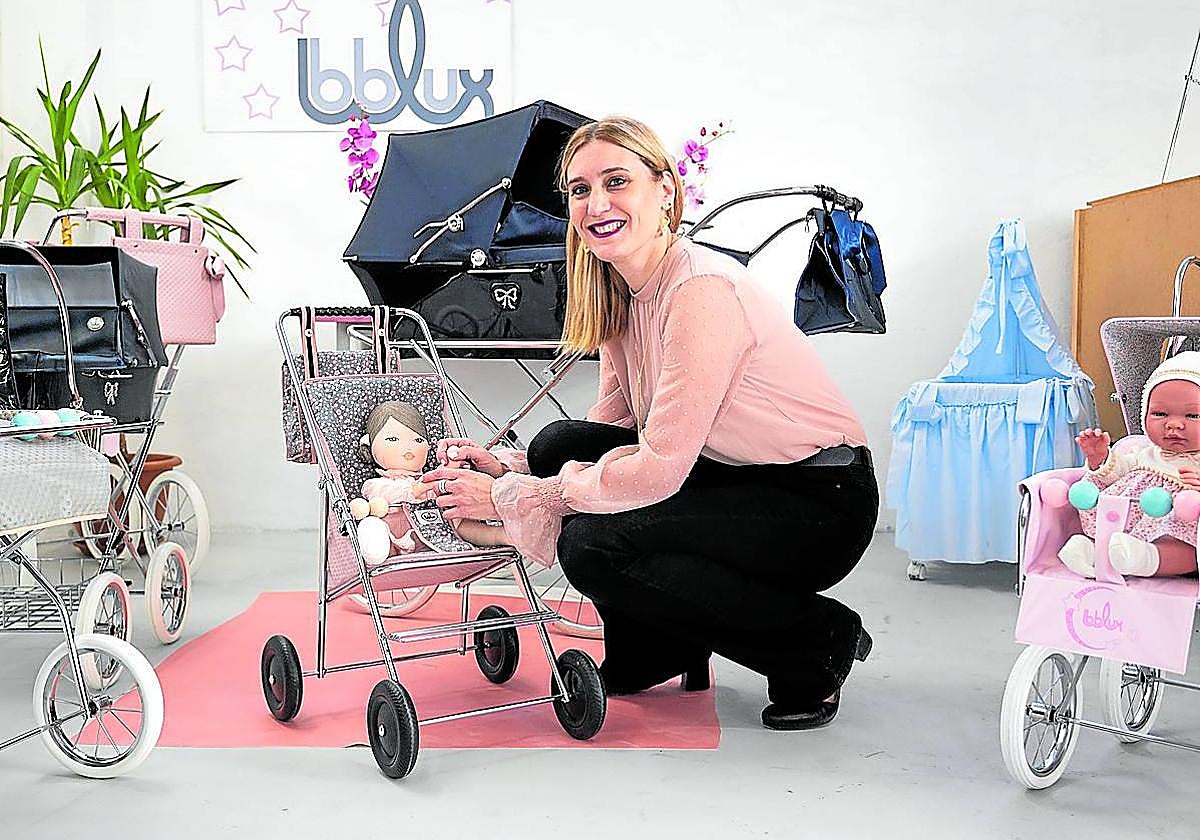 Elena Sierra, rodeada de cochecitos Donosti y otros de los juguetes que han ideado.