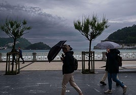 Imagen de archivo de un día de lluvia y tormenta en San Sebastián.