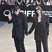 Monica Bellucci aparece por sorpresa acompañada por Tim Burton