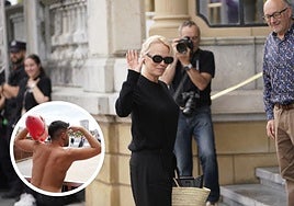 Pamela Anderson, a su llegada a Donostia, donde le esperaba un fan vestido de vigilante de la playa.