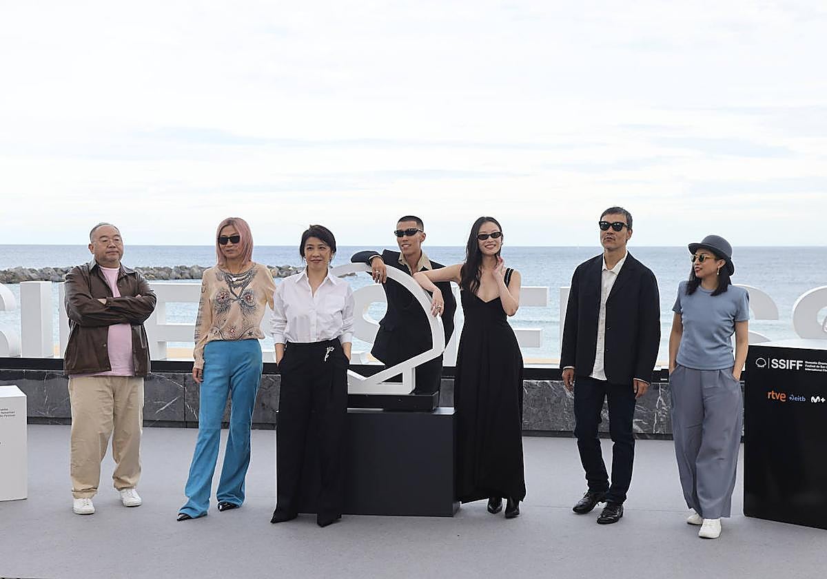 La directora junto a los actores y productores del filme esta mañana en el Kursaal.