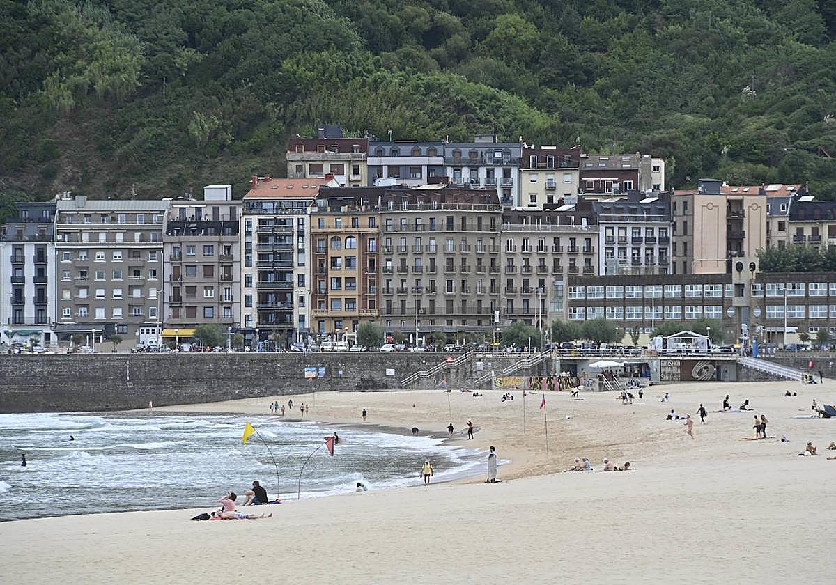 Vista de la playa donostiarra de la Zurriola este mediodía.