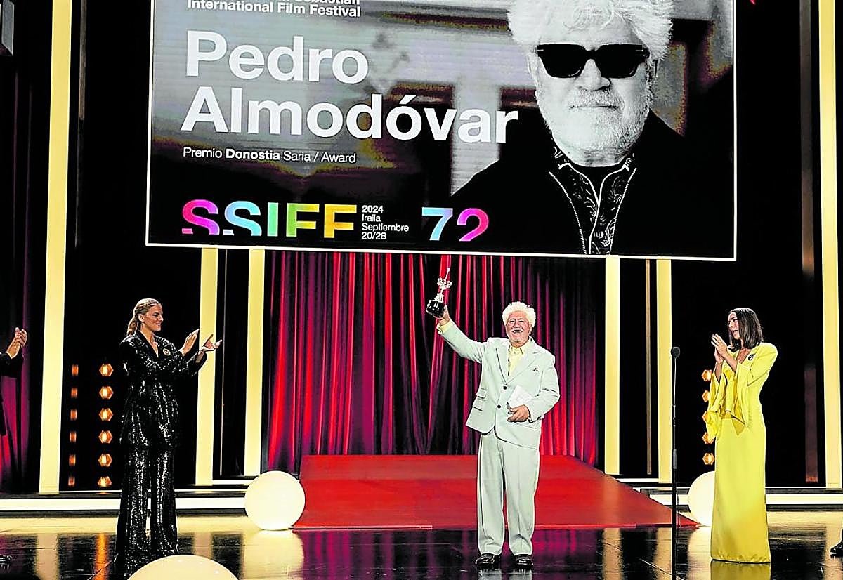 Almodóvar muestra el Donostia rodeado de sus actores Raúl Arévalo, Melina Matthews y Victoria Luengo.