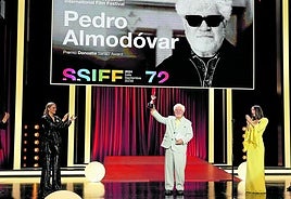 Almodóvar muestra el Donostia rodeado de sus actores Raúl Arévalo, Melina Matthews y Victoria Luengo.