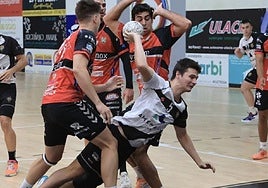 Oihan Etxeberria trata de lanzar a la portería gallega pese a la oposición de la defensa rival el domingo al mediodía en el Aritzbatalde.