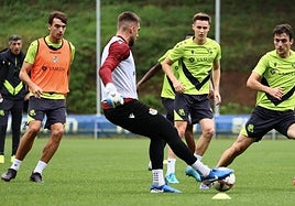 Turrientes y Magunazelaia presionan a Aitor Fraga en el entrenamiento de ayer con Urko siguiendo la jugada mientras Imanol controla al fondo el ejercicio.