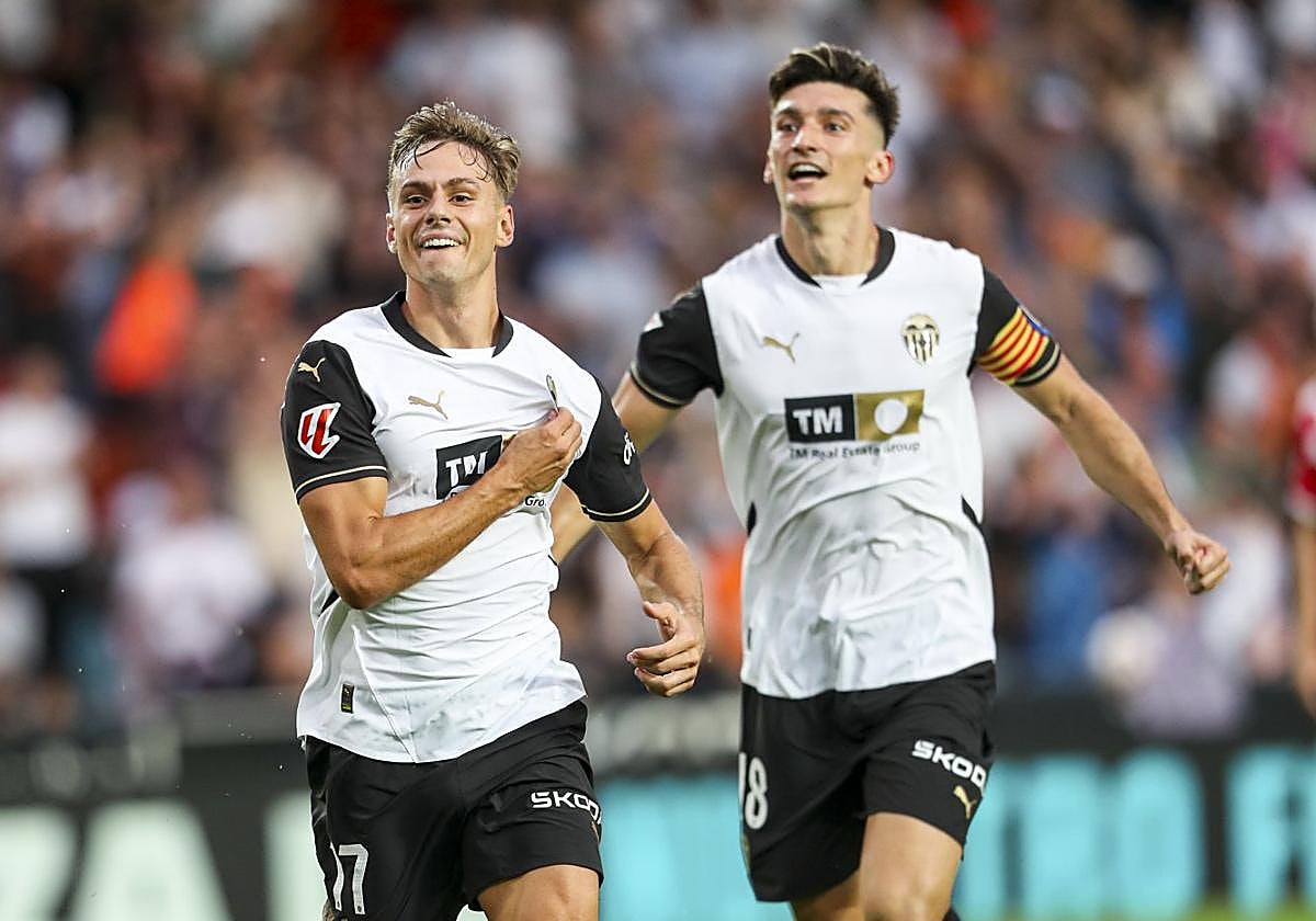 Dani Gómez celebra el gol queanotó ante el Girona, mientras Pepelu acude a felicitarle.