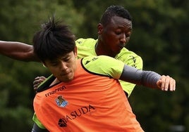 Sadiq pelea por un balón en el entrenamiento del juesves en Zubieta