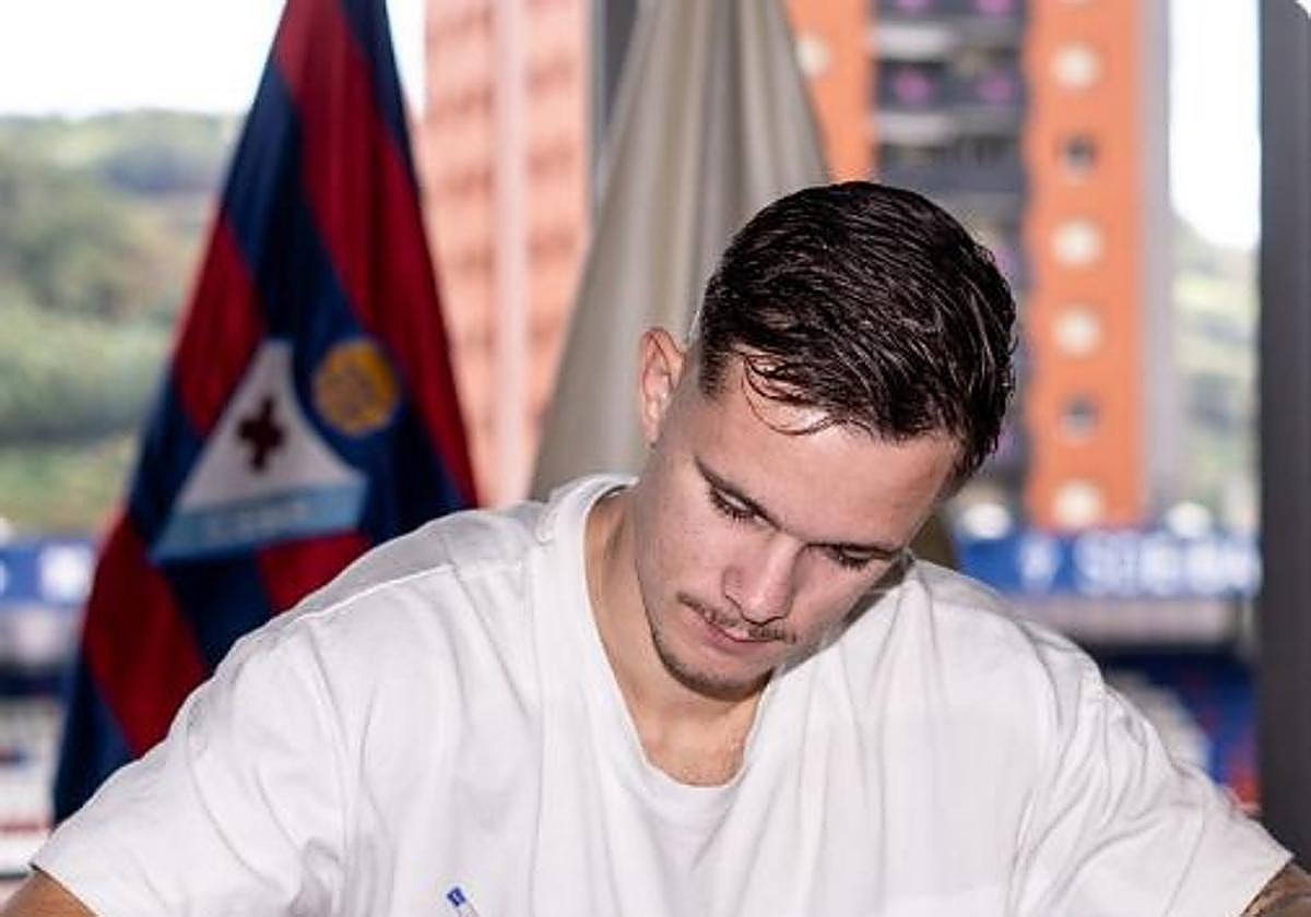 Troncho estampa la firma en su nuevo contrato.