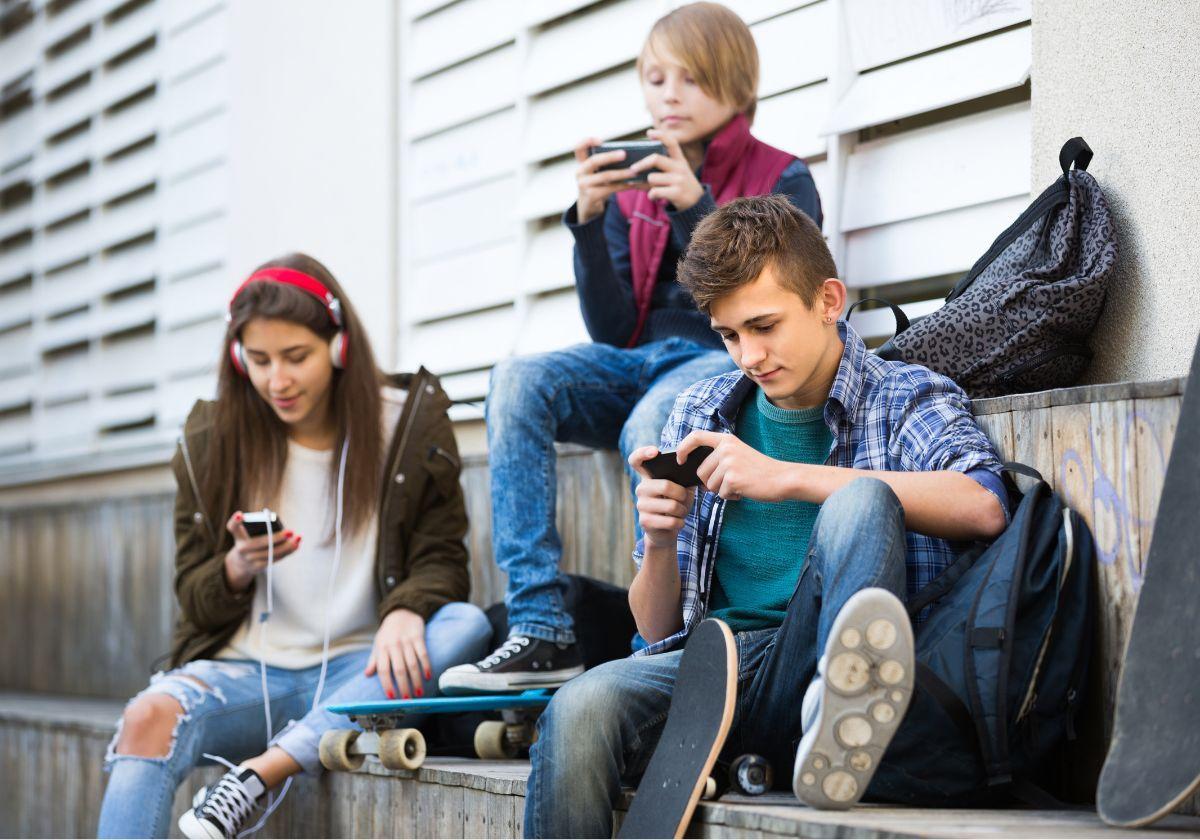 Un grupo de adolescentes con sus teléfonos móviles