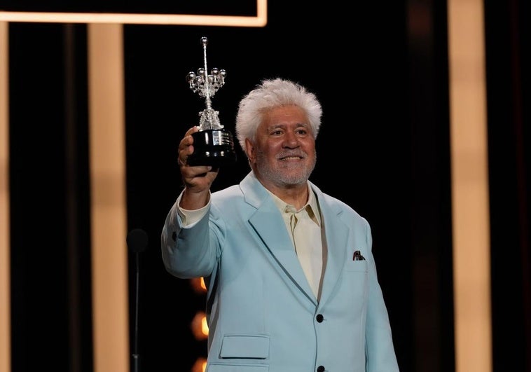 El emocionante momento en el que Pedro Almodóvar recibe el Premio Donostia