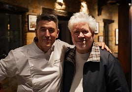 El director de cine Pedro Almodóvar junto a Juan Carlos Caro, del restaurante Zelai Txiki de San Sebastián.