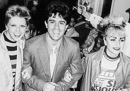 Pedro Almodóvar, Olvido Gara «Alaska» y Blanca Sánchez en 1980 subiendo las escaleras del Teatro Victoria Eugenia en el estreno de 'Pepi, Luci, Bom y otras chicas del montón'.