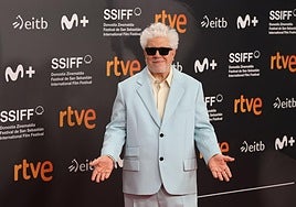 Pedro Almodóvar en la alfombra roja a su llegada al Kursaal.