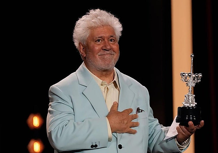Pedro Almodóvar recibe emocionado el Premio Donostia.