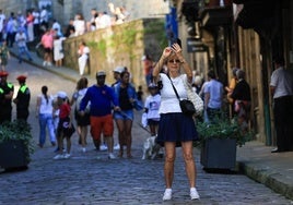 Turistas este verano en la calle Mayor de Hondarribia.
