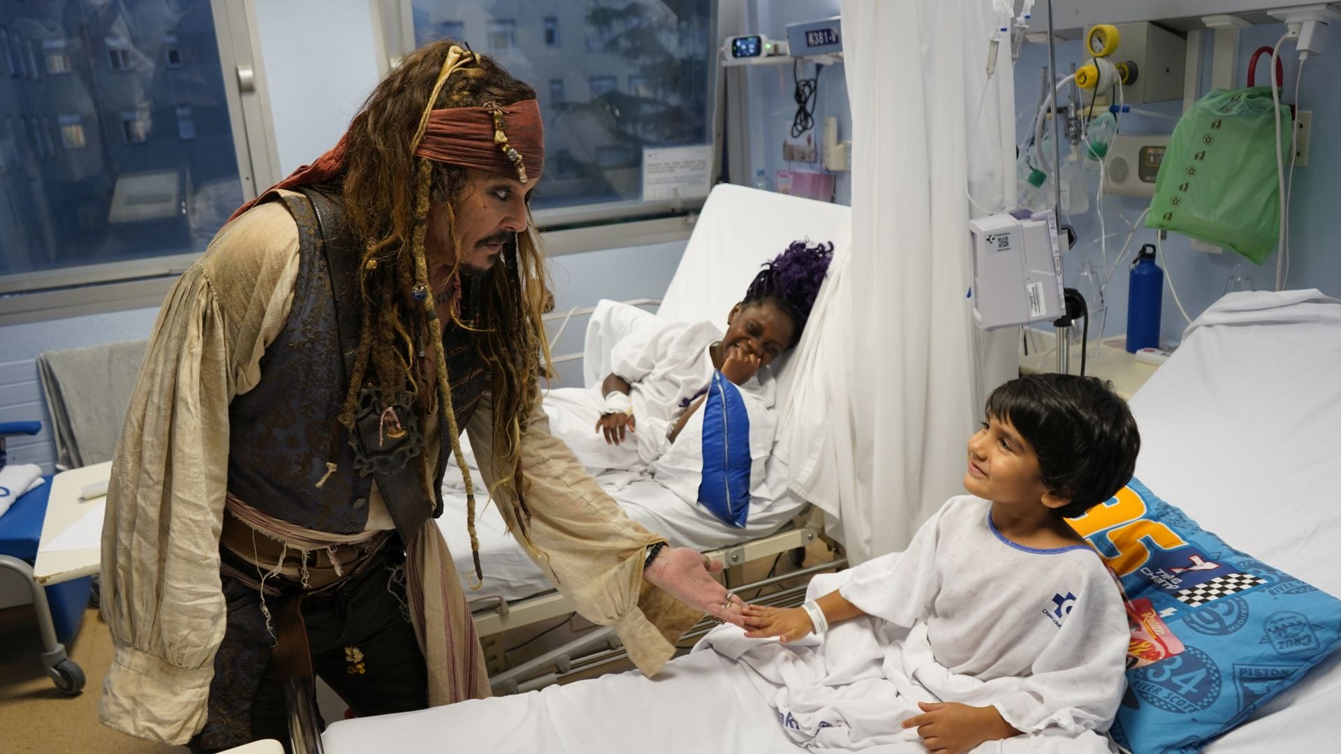 Las imágenes de Johnny Depp como Capitán Jack Sparrow en el Hospital de Donostia