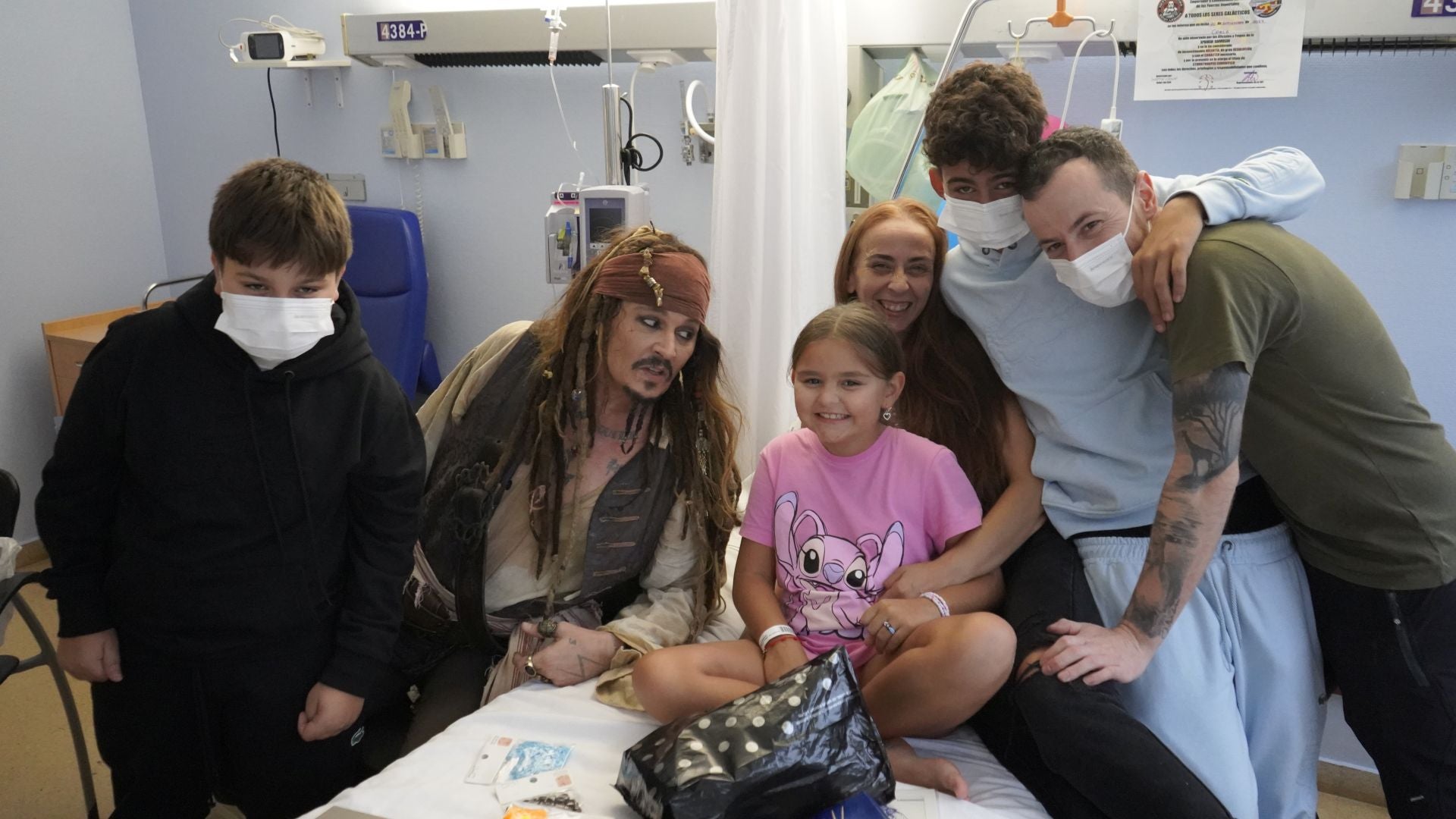 Las imágenes de Johnny Depp como Capitán Jack Sparrow en el Hospital de Donostia