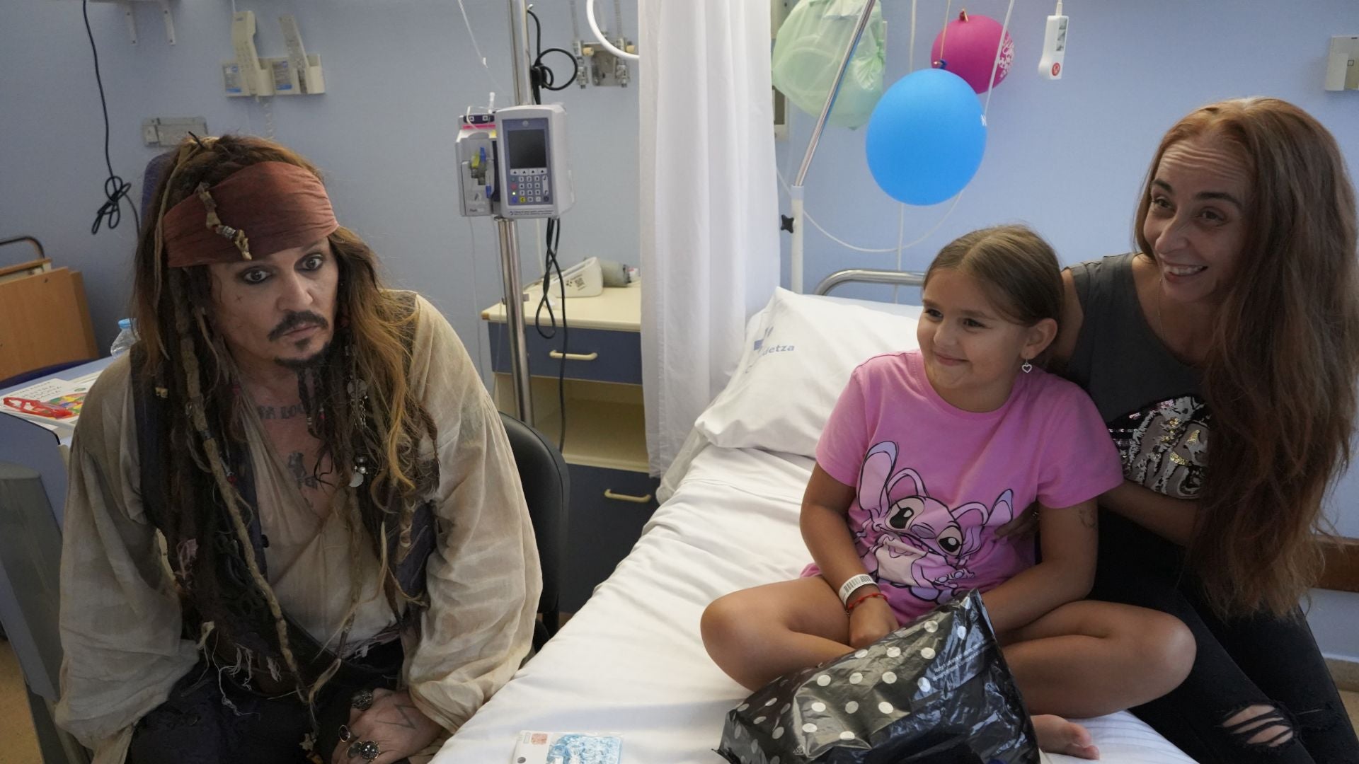 Las imágenes de Johnny Depp como Capitán Jack Sparrow en el Hospital de Donostia