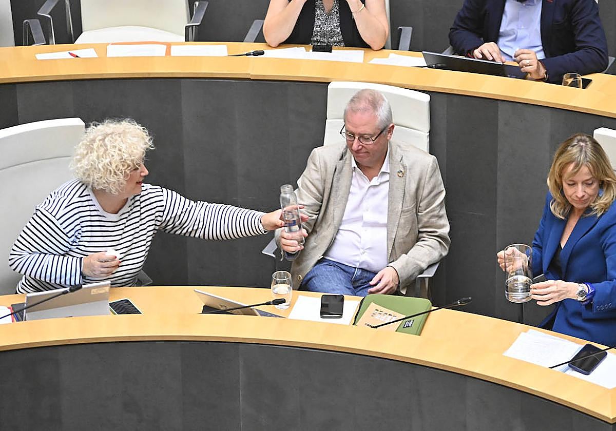 Maite Peña, José Ignacio Asensio y Eider Mendoza, ayer en el pleno de Juntas Generales de Gipuzkoa.