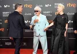 Pedro Almodóvar, acompañado de Tilda Swinton, bromea con Pedro Sánchez en la alfrombra roja del Kursaal antes de la ceremonia de entrega del Premio Donostia.