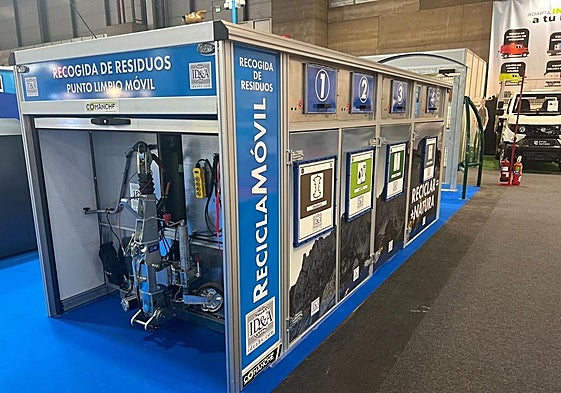 El remolque de contenedores en el que deberán depositar la basura por fracciones los vecinos de la Parte Vieja.