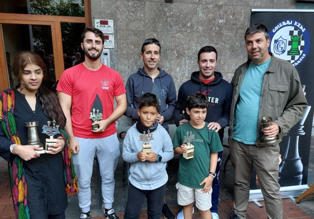 Premiados del torneo, celebrado el sábado por la tarde, en los soportales de la plaza Areizaga-Kalebarren.