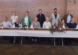 Homenajeados junto a familiares, autoridades, el párroco y miembros de Nagusilan y Buztintegi.