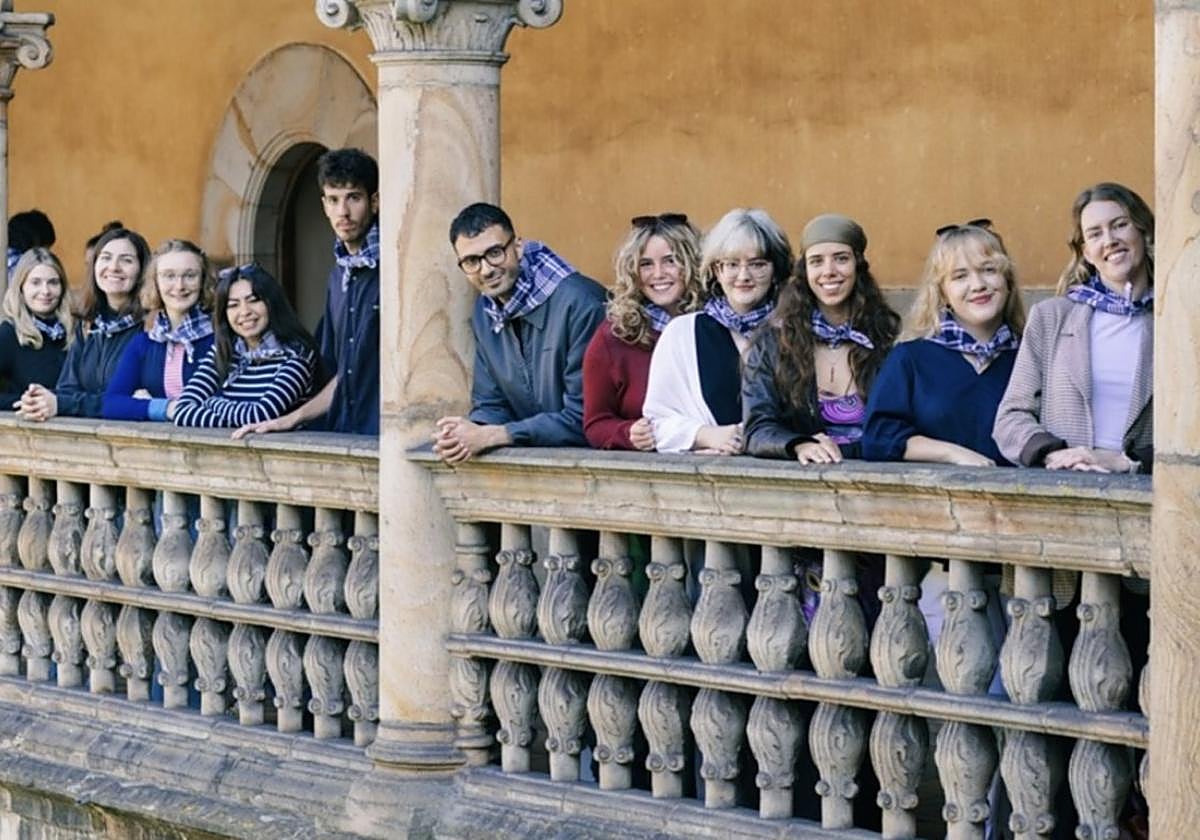 El ialumnado del máster del IISJ posó con el pañuelito festivo en el claustro de la universidad.
