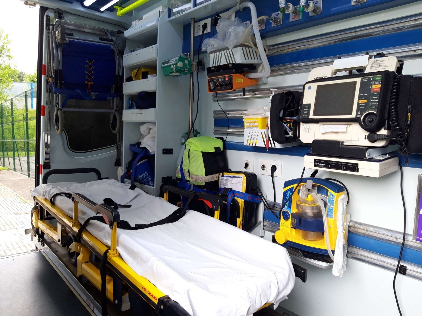 Interior de una ambulancia de soporte vital avanzado del servicio vasco de Emergencias.