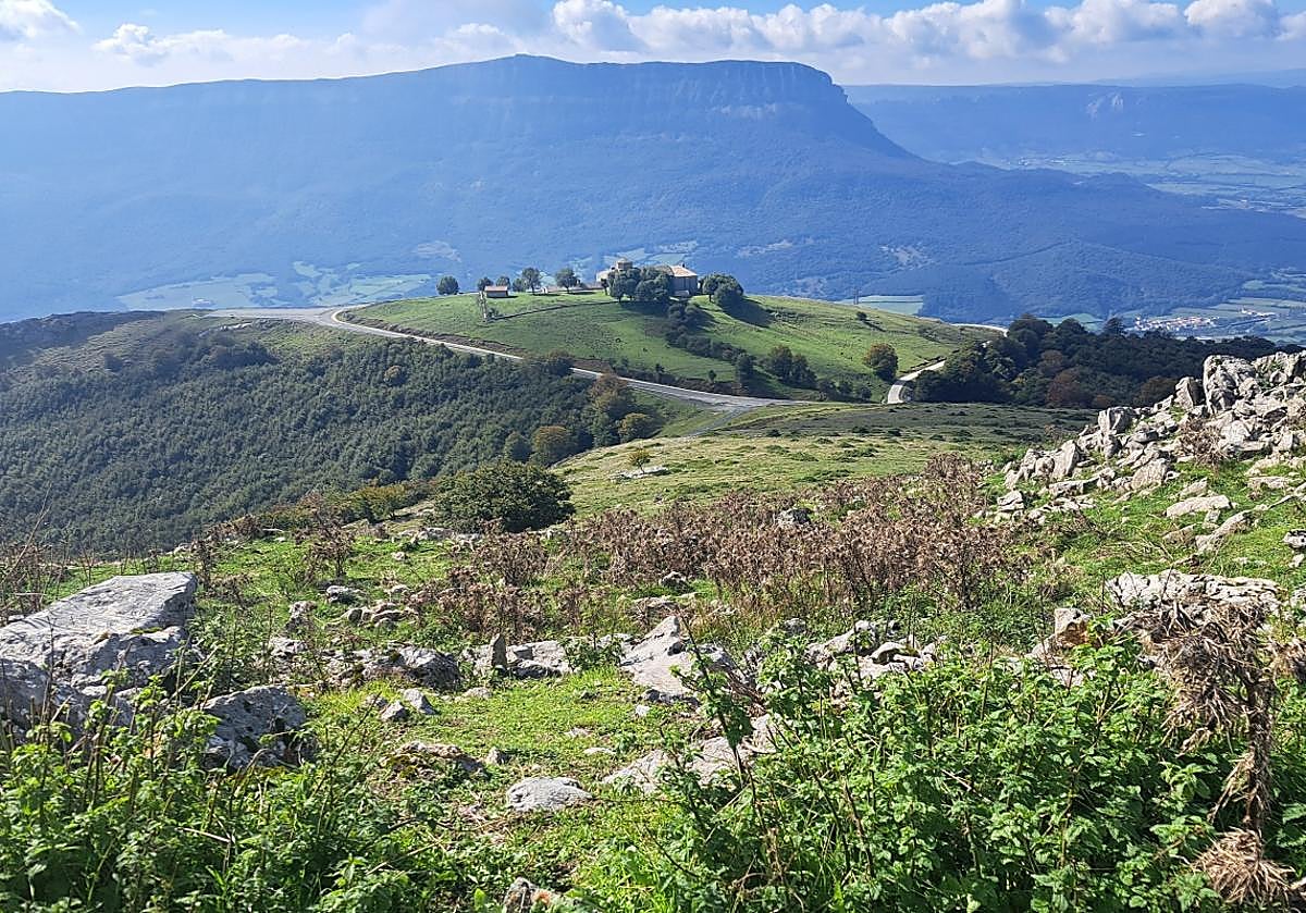 El santuario de Aralar desde Artxueta y al fondo Beriain, impresionante