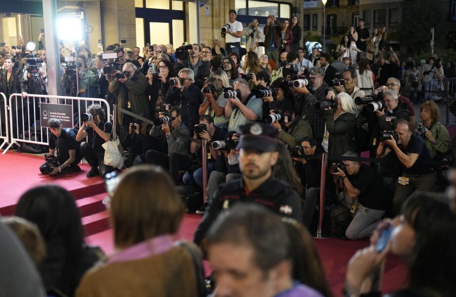 Monica Bellucci y Tim Burton, aclamados en la alfombra roja del Zinemaldia