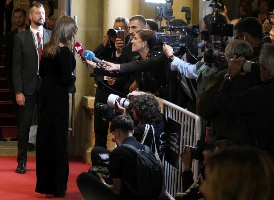 Monica Bellucci y Tim Burton, aclamados en la alfombra roja del Zinemaldia