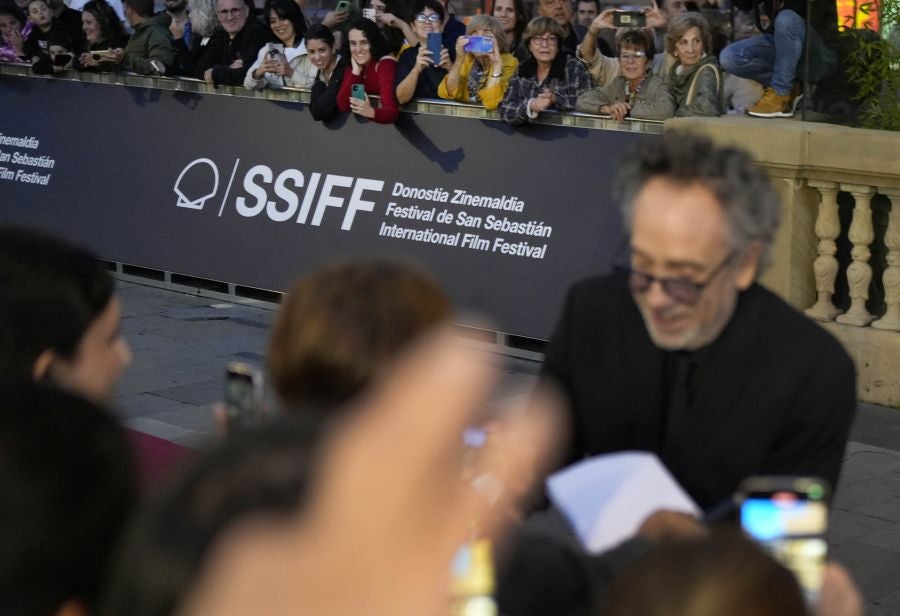 Monica Bellucci y Tim Burton, aclamados en la alfombra roja del Zinemaldia