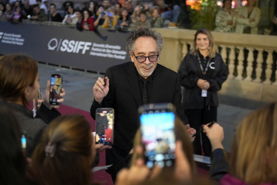 Monica Bellucci y Tim Burton, aclamados en la alfombra roja del Zinemaldia