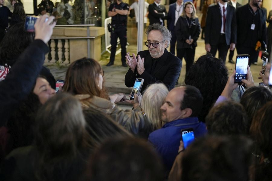 Monica Bellucci y Tim Burton, aclamados en la alfombra roja del Zinemaldia