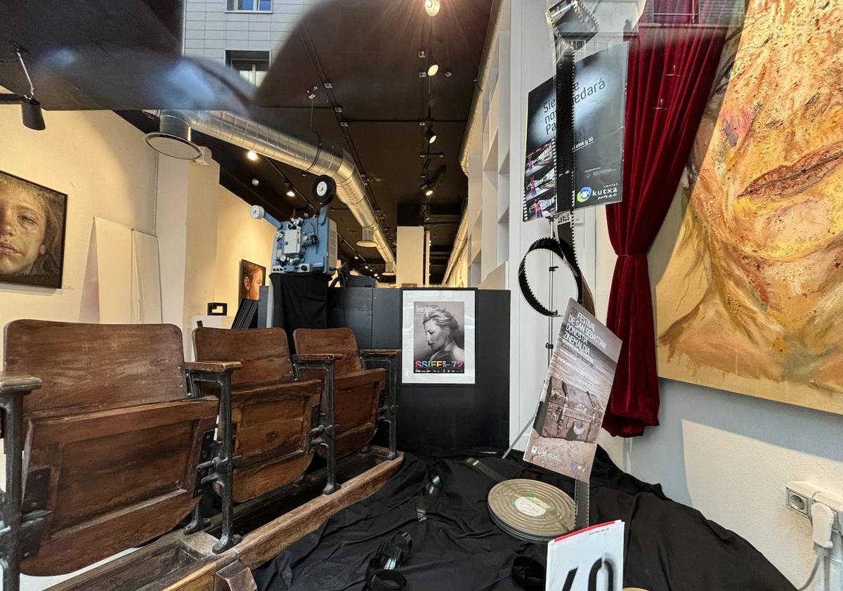 Imagen principal - La Central de Gros, segundo premio por su homenaje al cine. Debajo, Audrey Hepburn y Marilyn Monroe protagonizan el escaparate de Ola Enmarcación en Amara.
