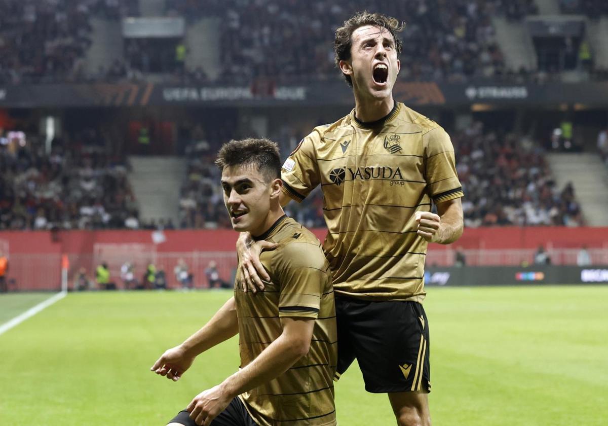 Barrenetxea y Odriozola celebran el tanto del extremo en el debut continental en Niza