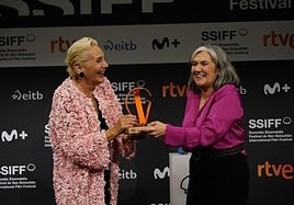 Elena Irureta ha entregado el premio 'Gure Zinema' a Ane Gabarain