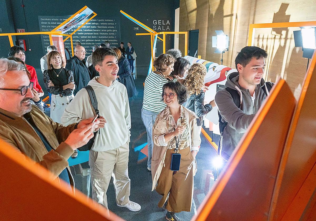 Euskara «gaztea, zirraragarria eta eraikitzen ari den hizkuntza» dela ezagutarazteko erakusketa