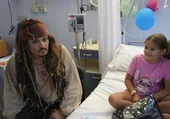 Las bromas de Johnny Depp como Jack Sparrow con los niños del Hospital Donostia: «Tuve que vender el barco»