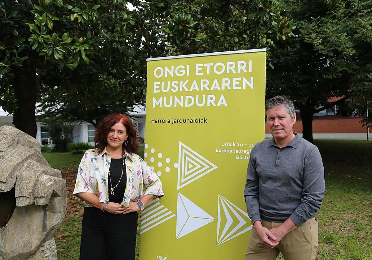 Idurre Eskisabel eta Aitor Aldasoro, jardunaldien aurkezpenean.