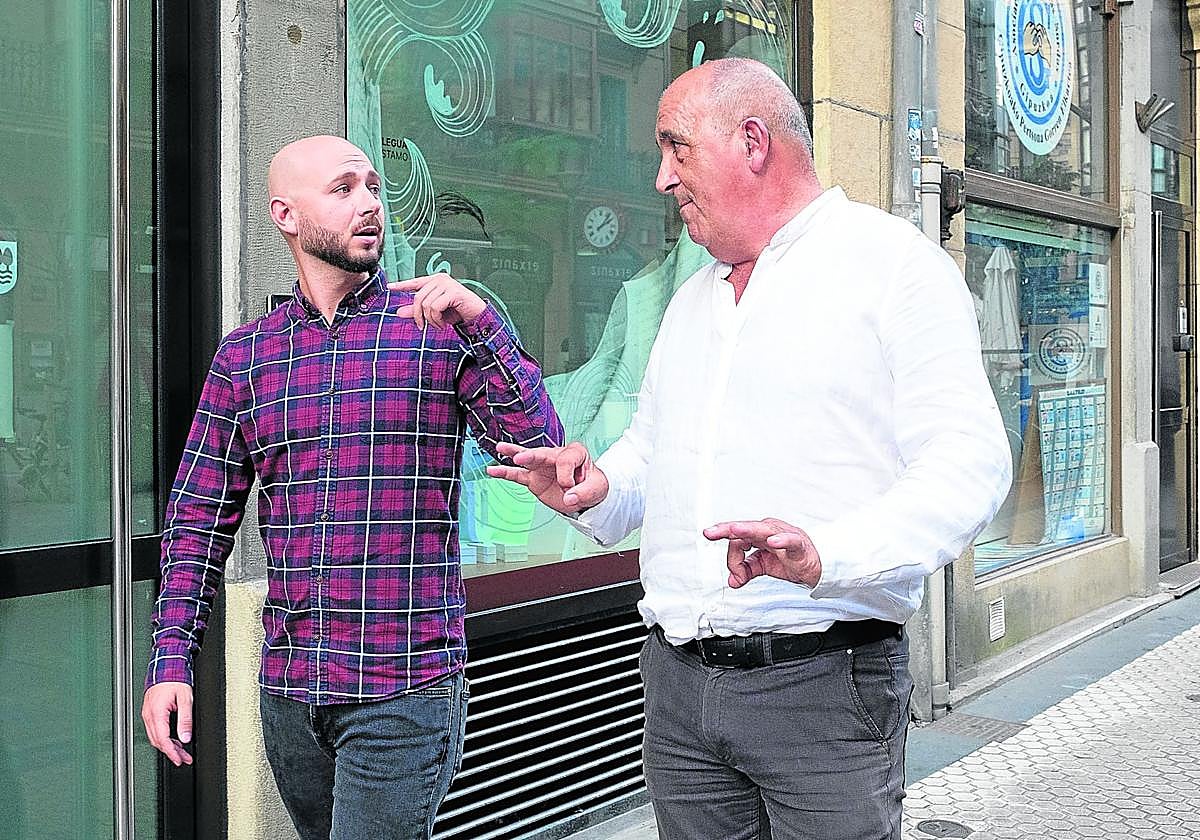 Ander Bedialauneta y Joseba Kortabarria charlan en lengua de signos frente a la Asociación de Personas Sordas.