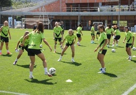 El equipo femenino realiza un rondo en pretemporada, mañana volverá a Zubieta.