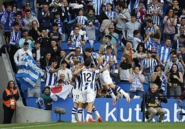 Los jugadores de la Real celebran el primer gol de Kubo.